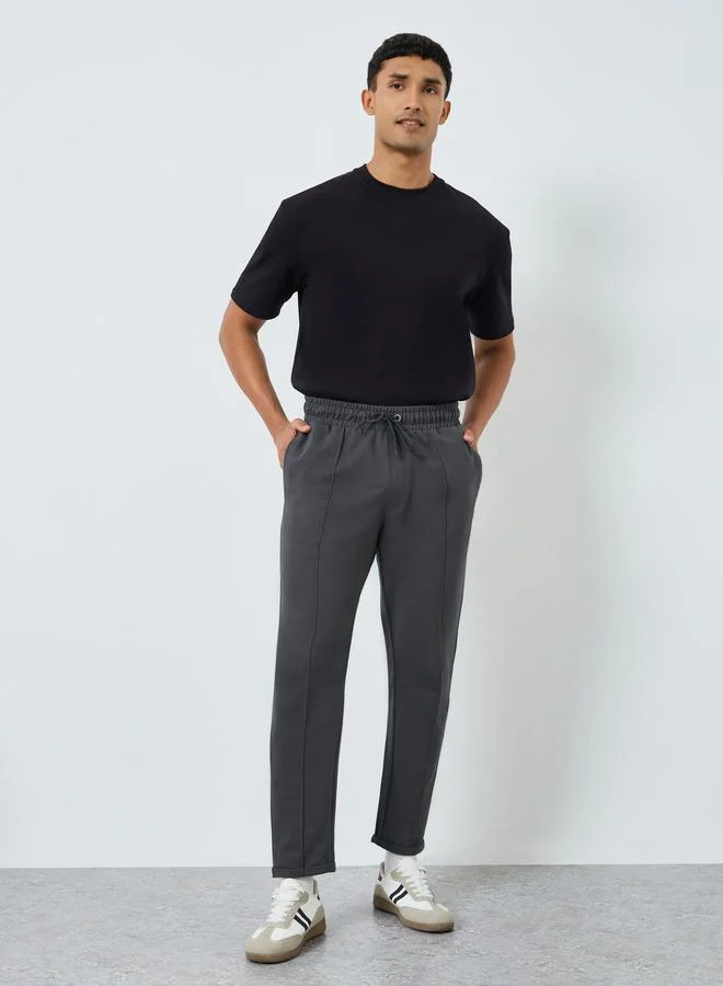 ستايلي جوغر بقصة سليم فت مع تفاصيل محزوزة وأربطة